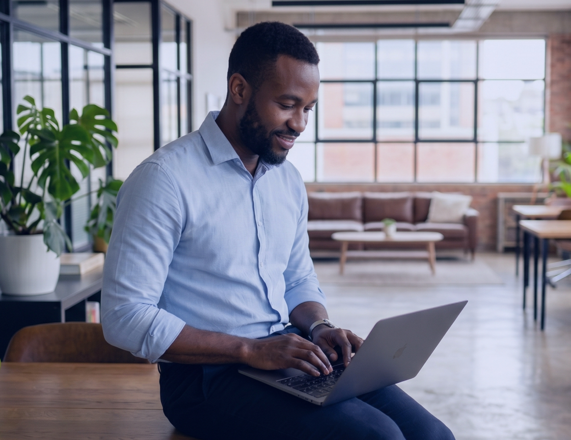 Especialista Omnisblue utilizando a plataforma de LGPD e Compliance